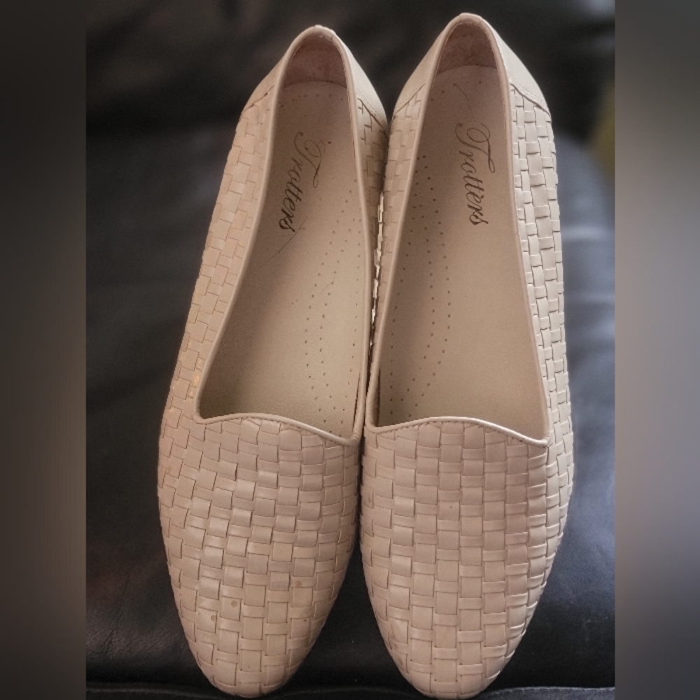 8 1/2 TROTTERS Leather Womens Bone Off White Cream Basket Woven Loafer Flats